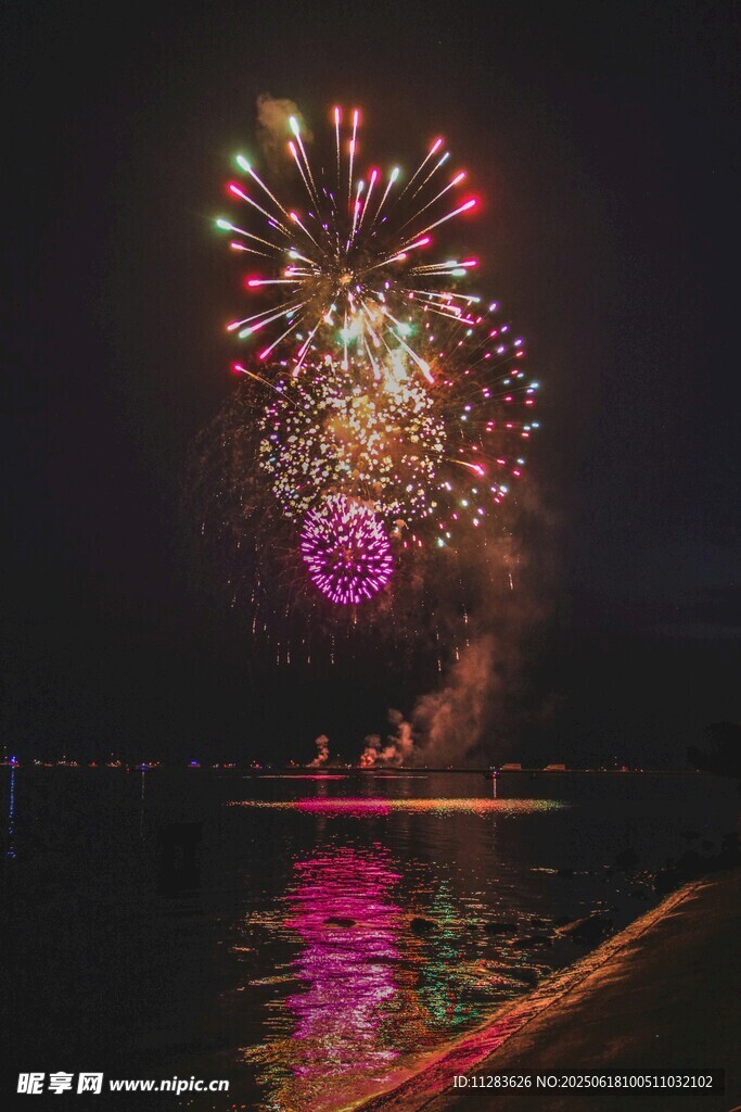 夜空中绚烂绽放的美丽烟花