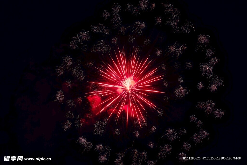 夜空中绽放的绚丽红烟花