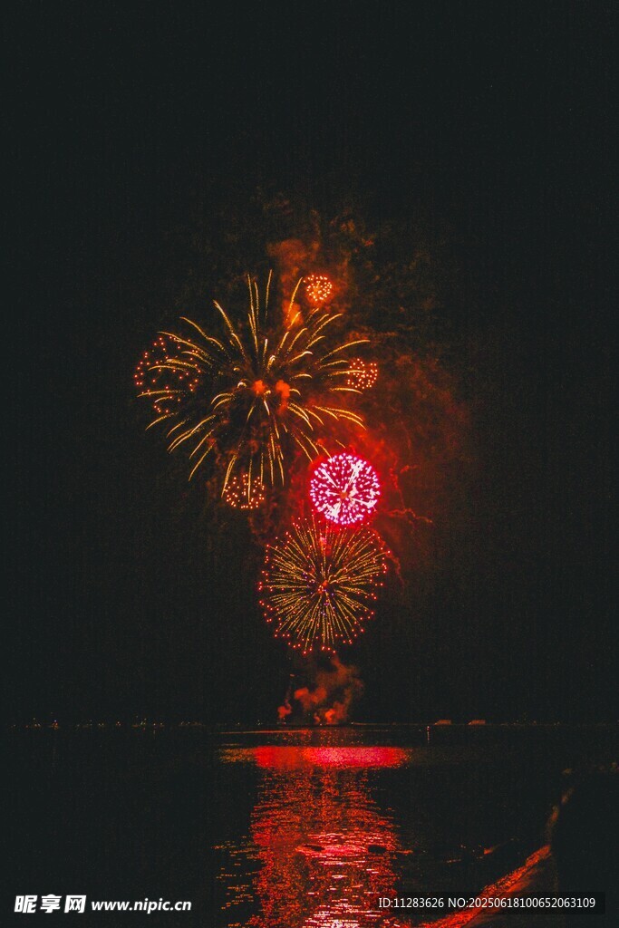 夜空中绽放的绚烂红色烟花