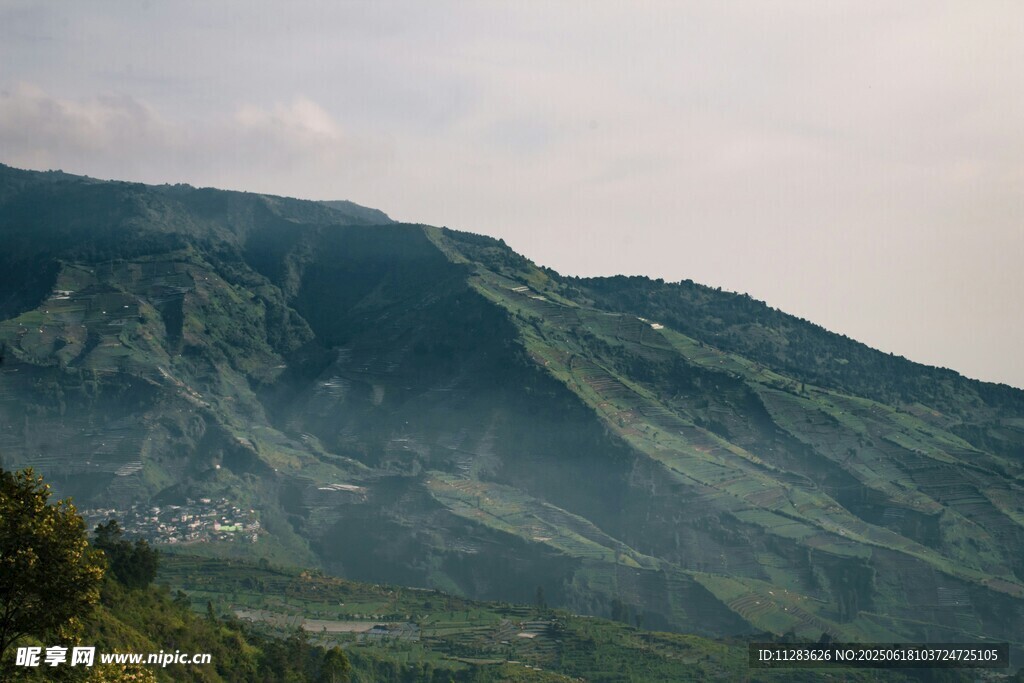 青山叠翠的秀丽山间景色
