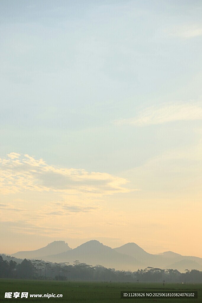 黄昏远山景