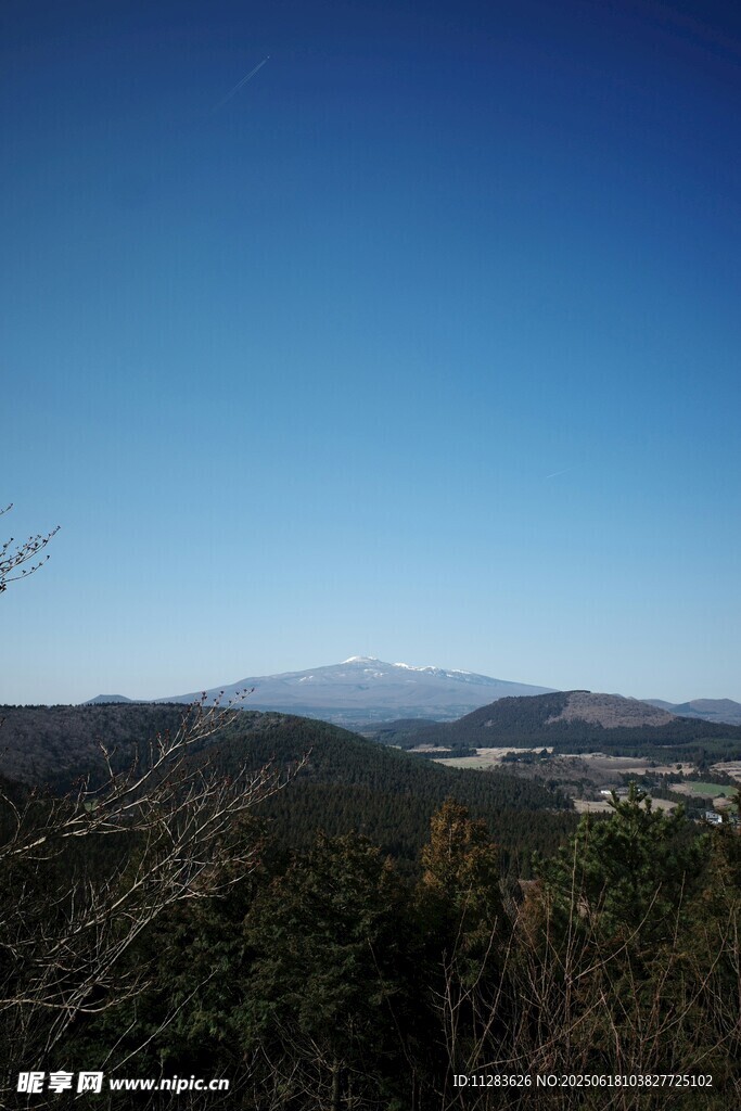 山巅远眺的开阔风景