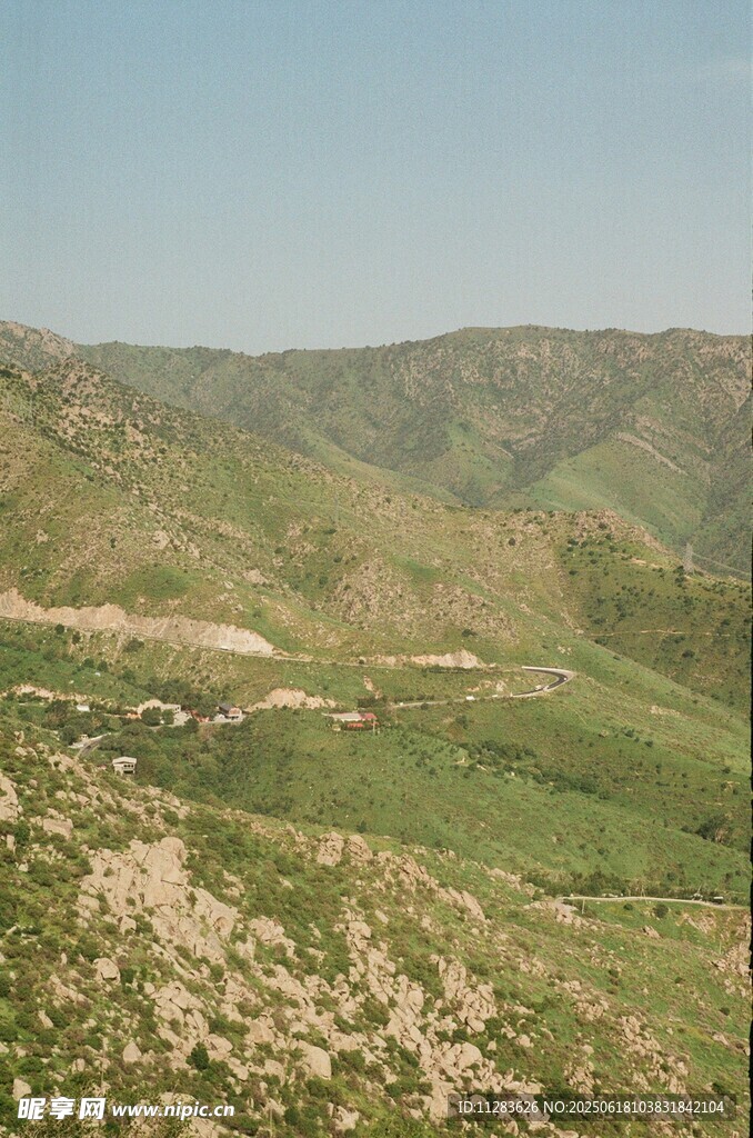 青山绿野间的开阔景致