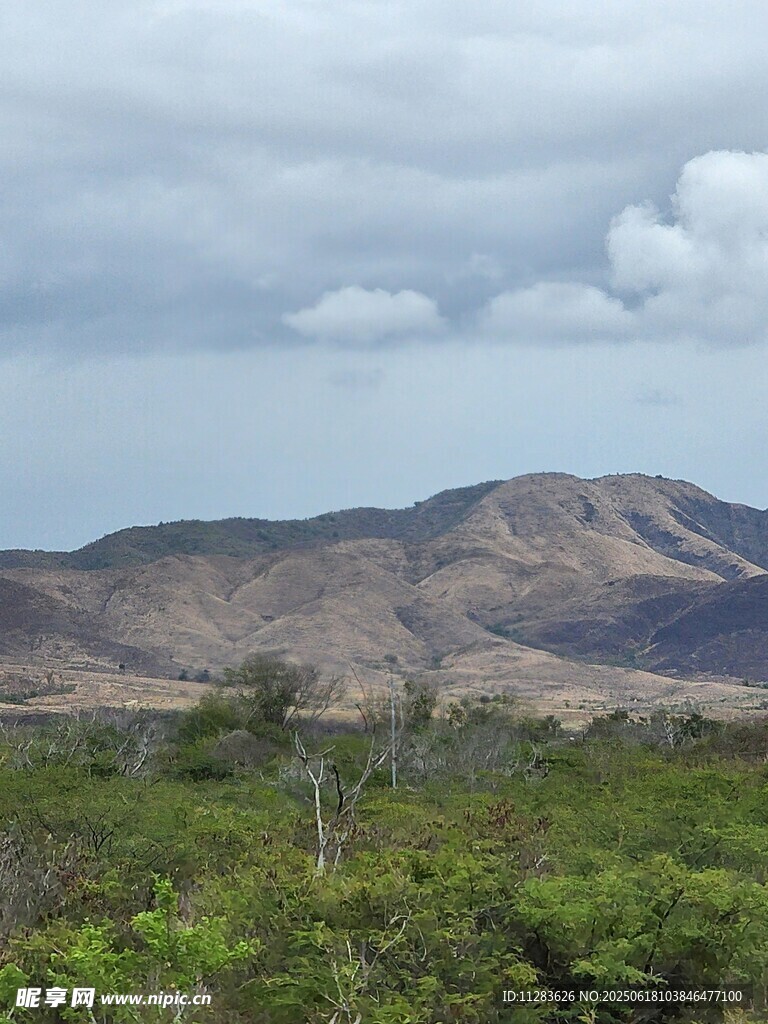 山峦绿野间的自然景致