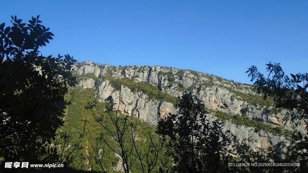 山间岩石景观
