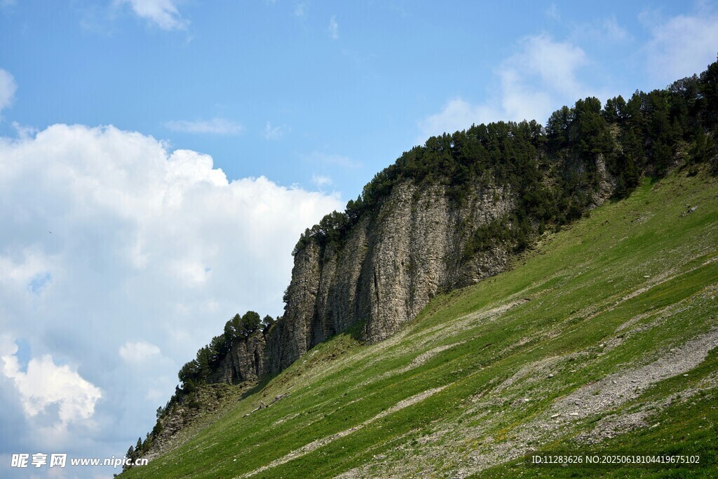 高山草坡与陡峭岩壁景观