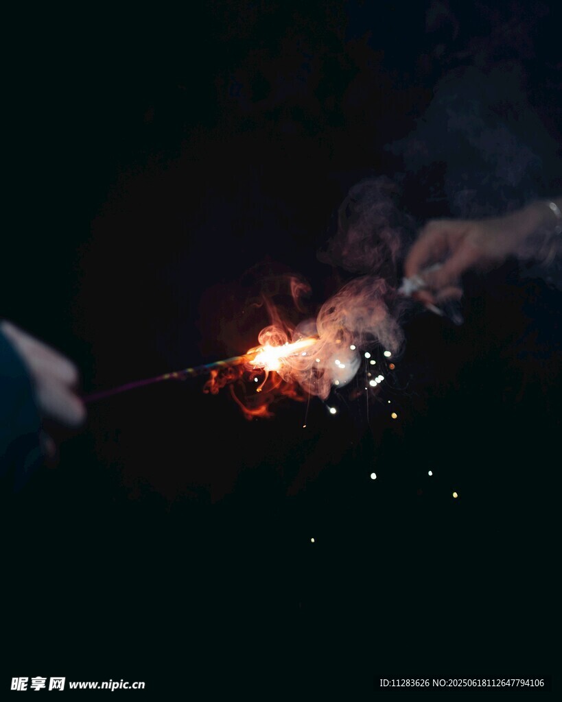 夜空中绚烂的烟火绽放