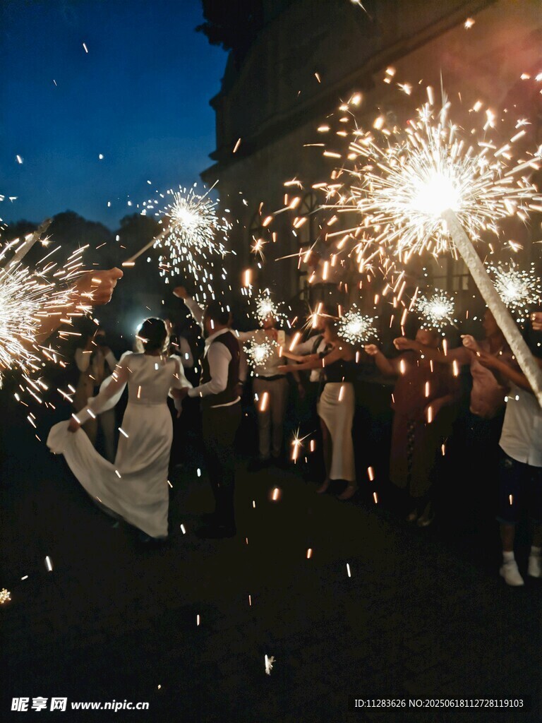 浪漫婚礼上的烟火庆祝时刻