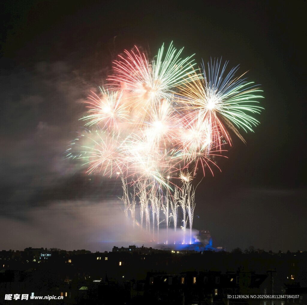 夜空中绚烂绽放的烟花