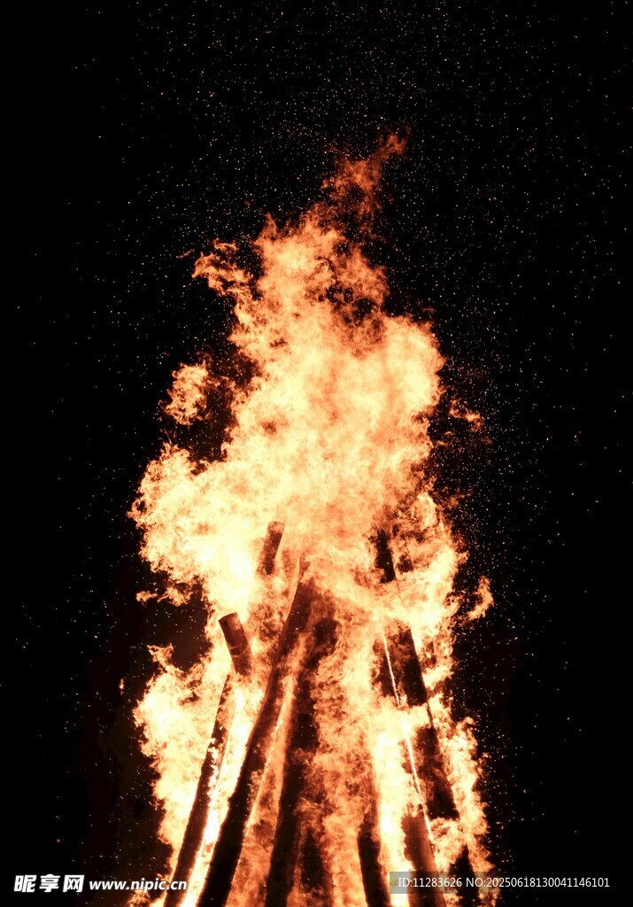 熊熊燃烧的篝火