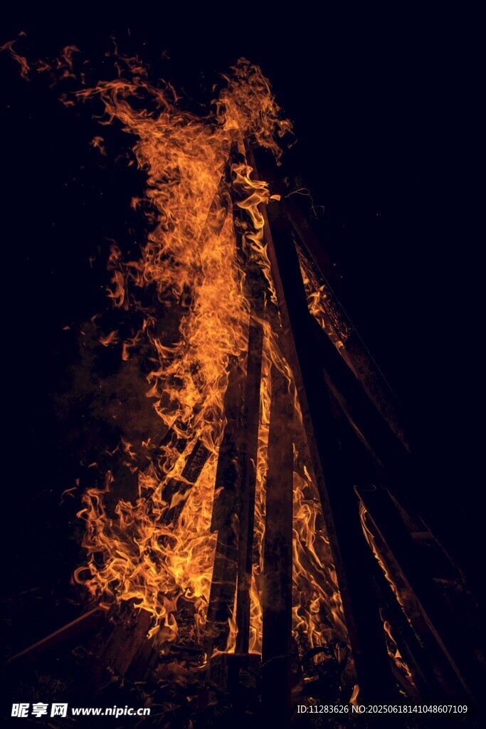 篝火熊熊燃烧的夜晚景象