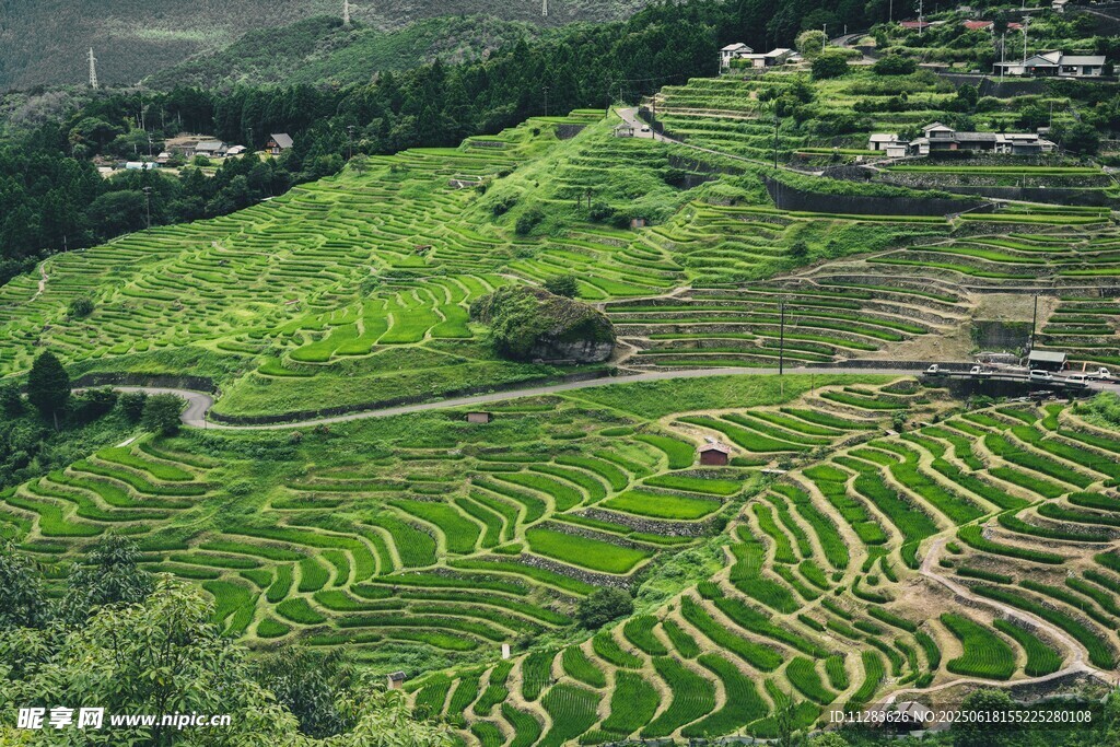 翠绿梯田与山间村落美景