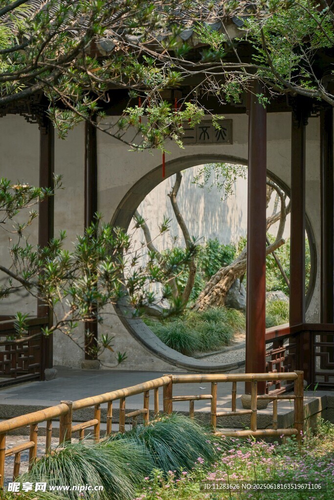 中式园林圆窗景致