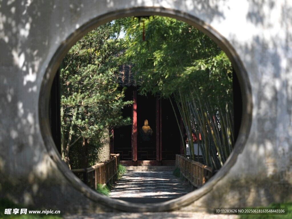 中式圆门后的清幽竹林