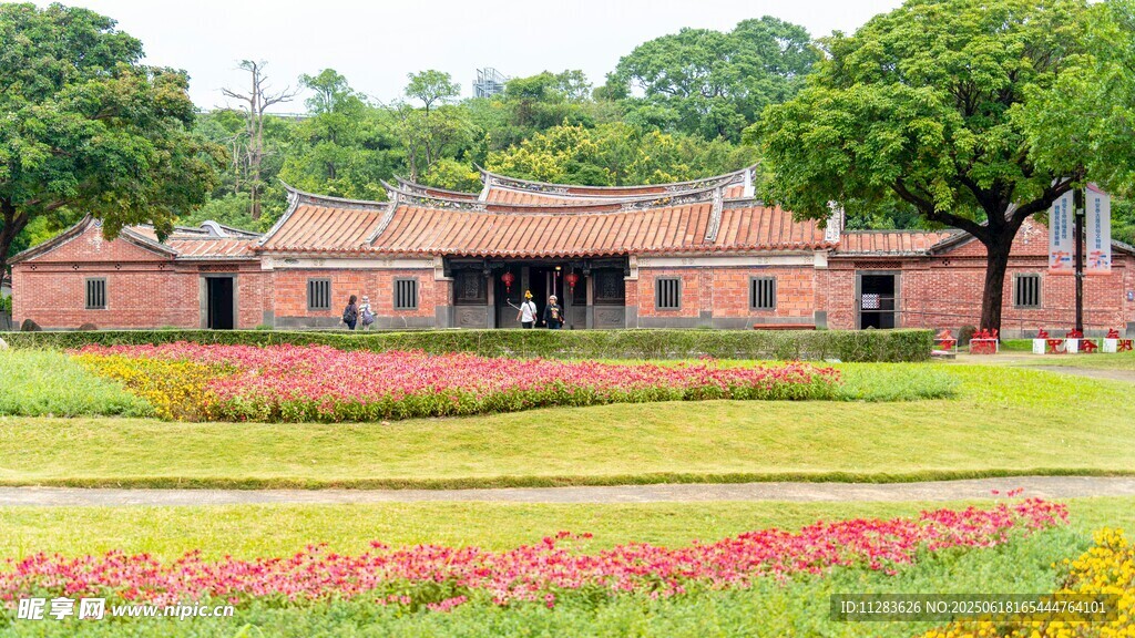 红砖建筑旁的多彩花卉景观