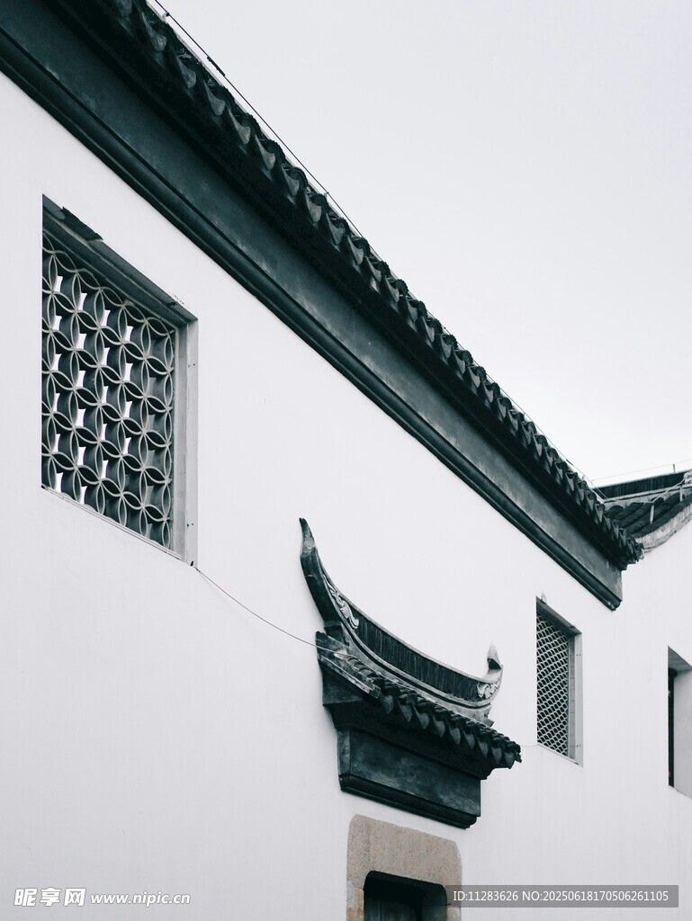 中式白墙黑瓦建筑一角