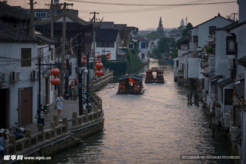 江南水乡河道船只景象