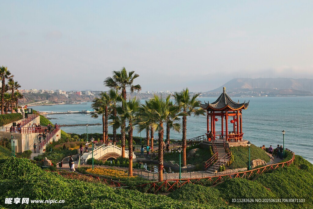 海滨美景中的中式凉亭