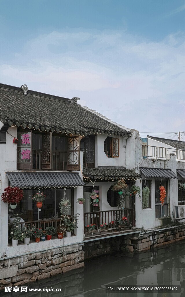 江南水乡古建筑临水而立