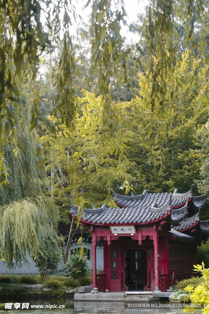 中式园林中的红亭美景