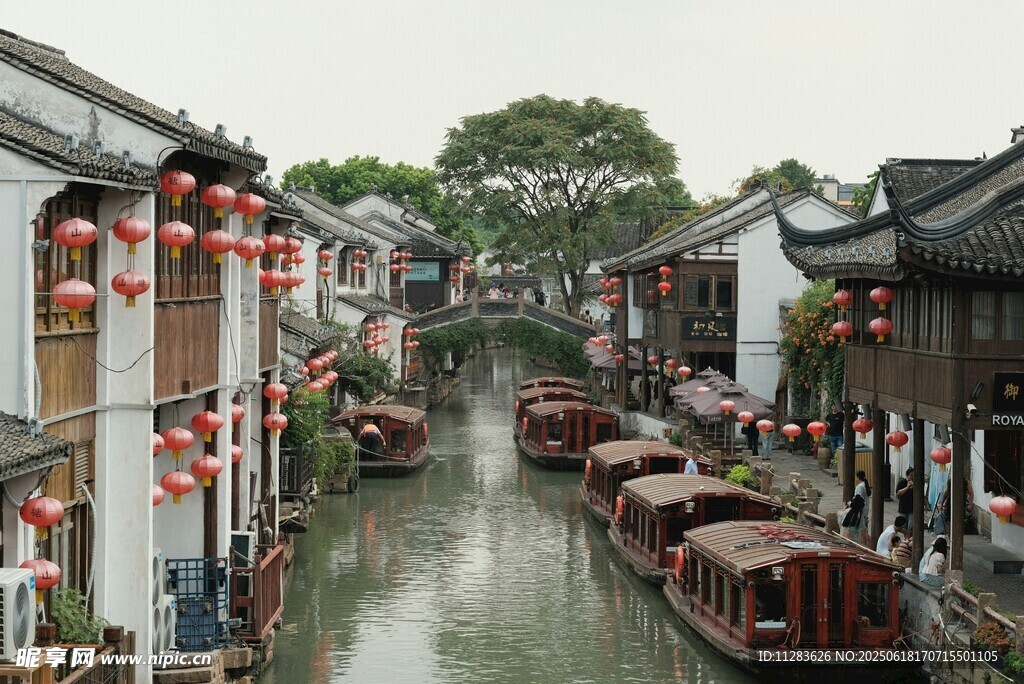 江南水乡古巷中的悠悠河道