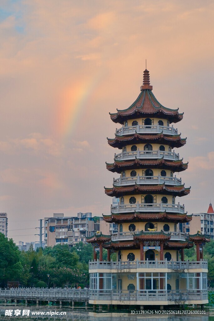 古典宝塔映于绚烂天空