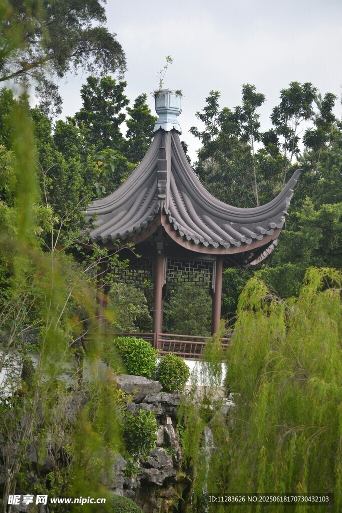 中式园林凉亭