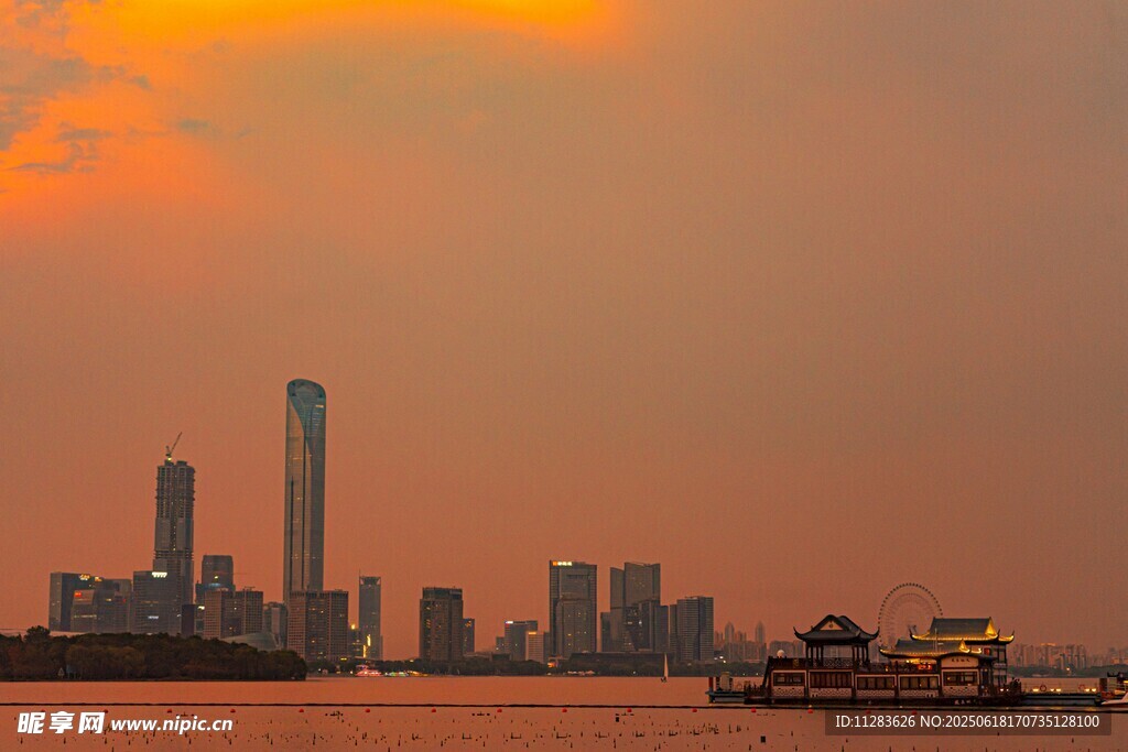 夕阳下的城市天际线美景