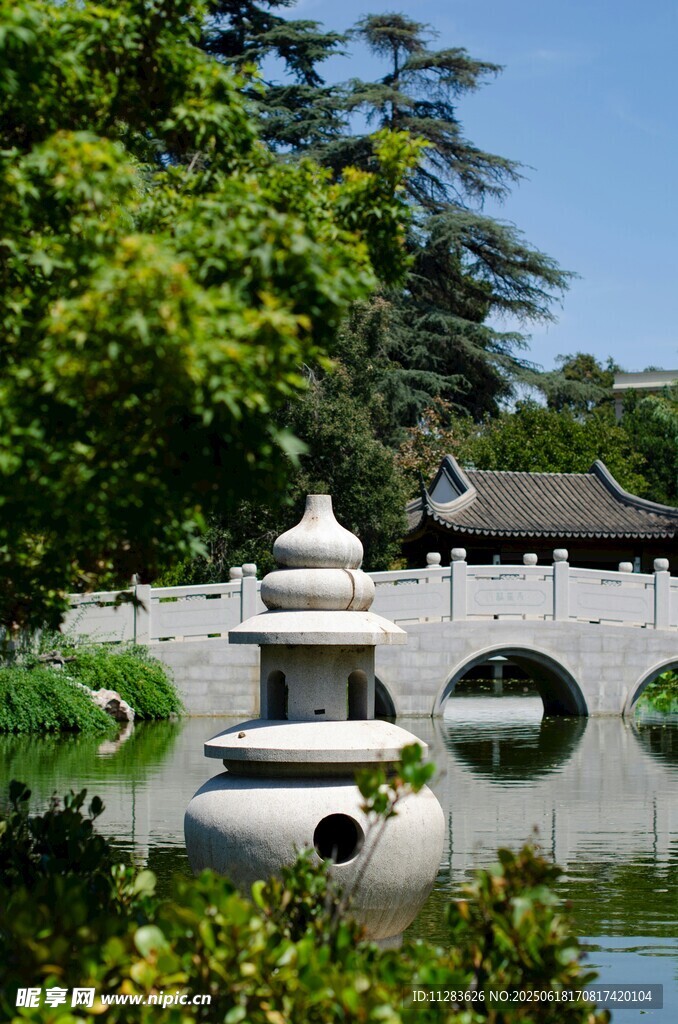 中式园林水景石塔景观