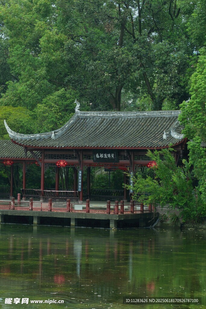 湖畔中式亭阁