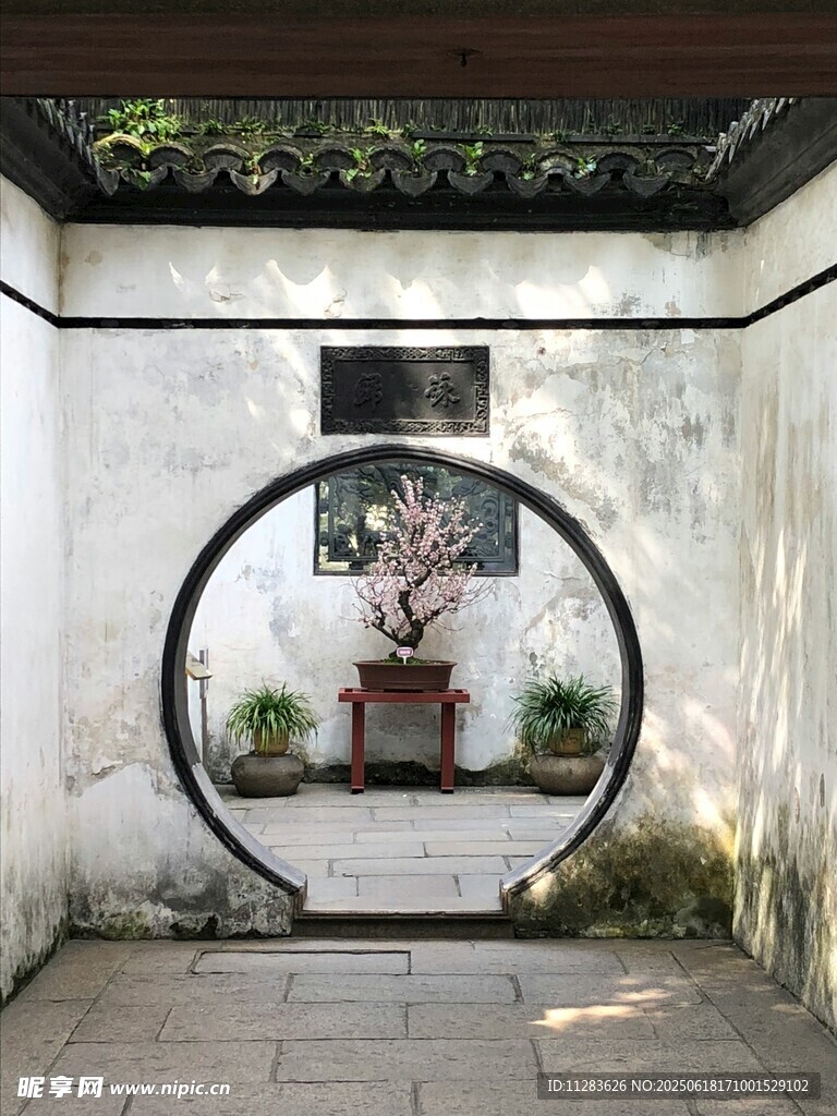 中式庭院圆形门洞景致