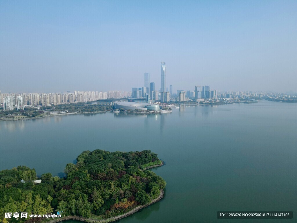 湖畔城市风光美景