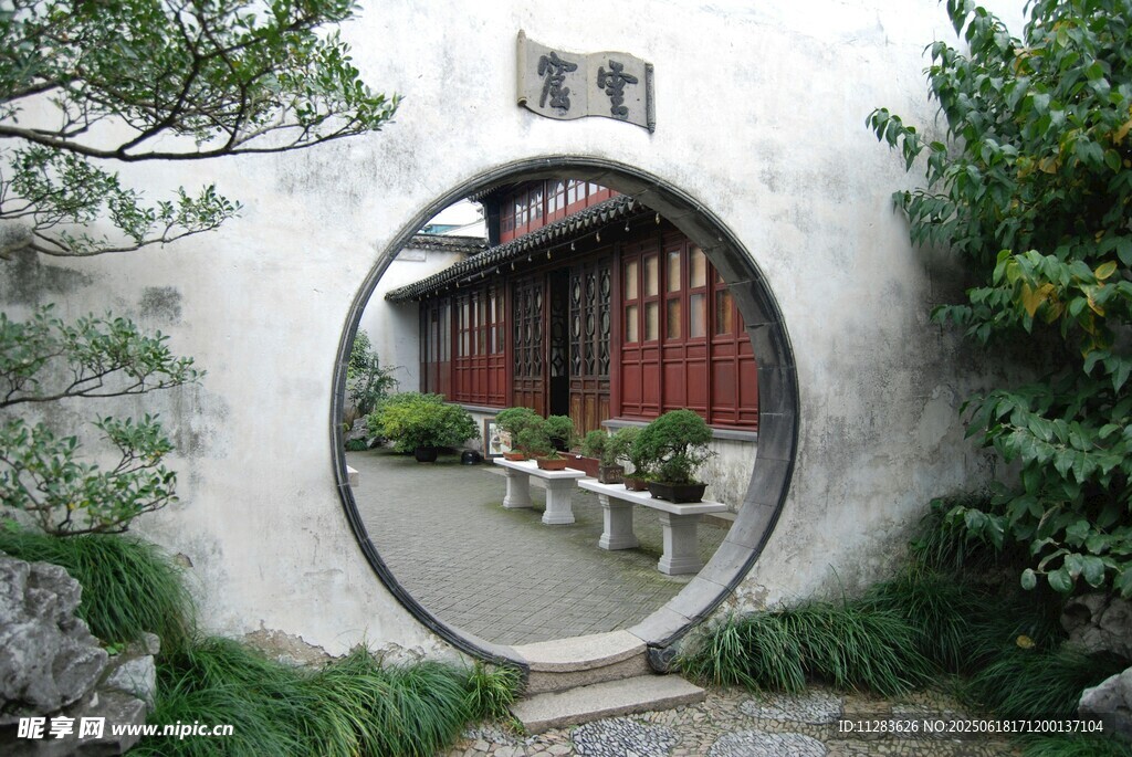 中式园林月洞门景观