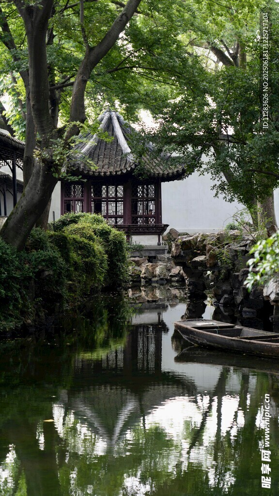 中式园林水景中的古典建筑