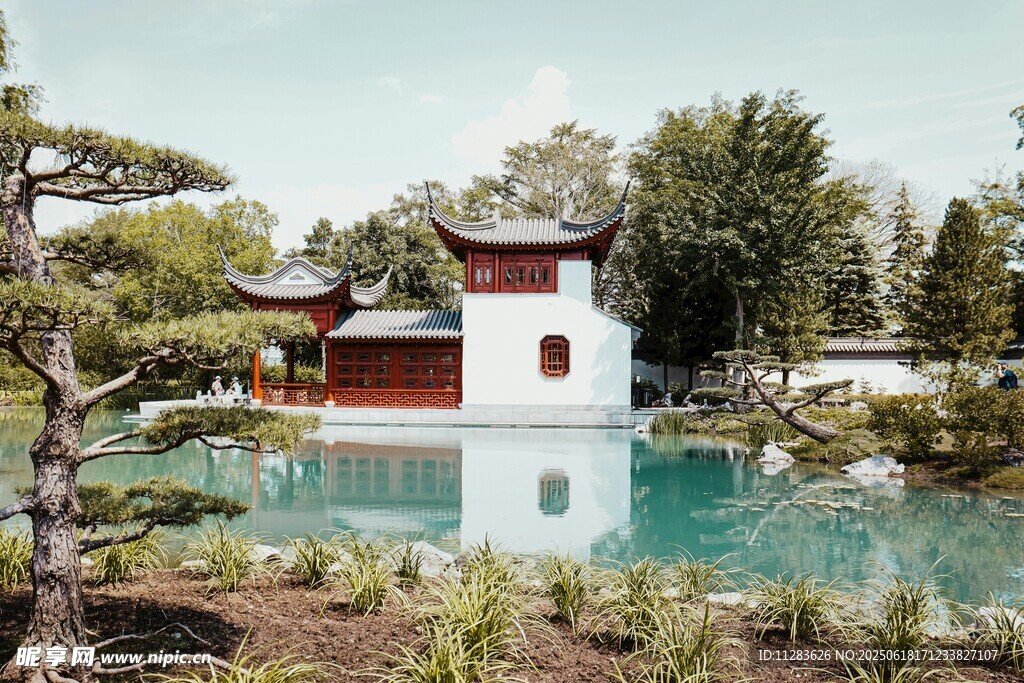 中式园林水景中的雅致建筑