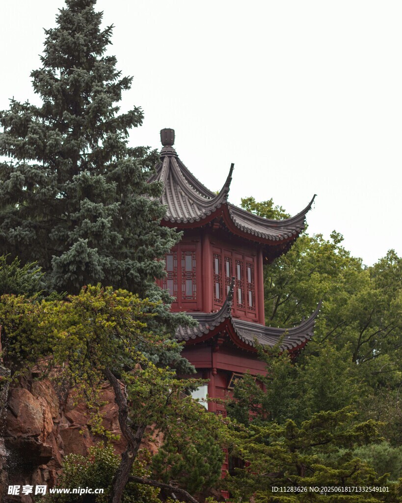 山林间的中式古典楼阁