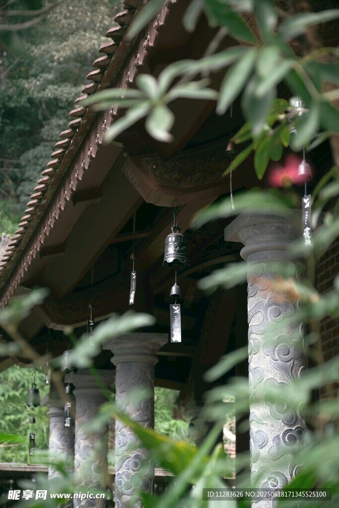 山林中的古朴廊亭
