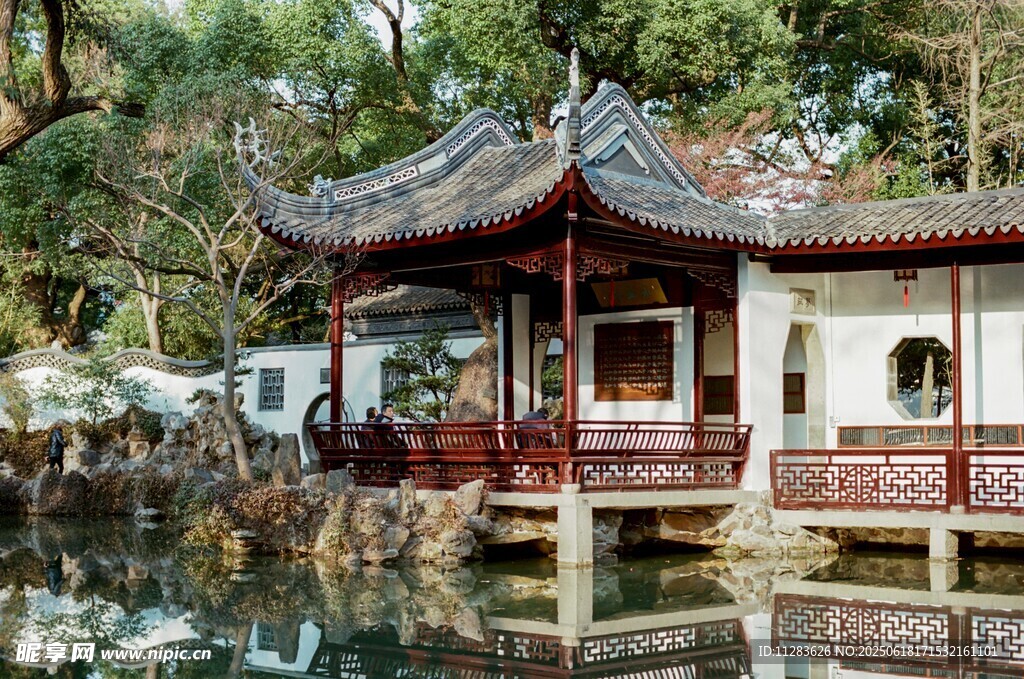 中式古典水畔亭阁景观