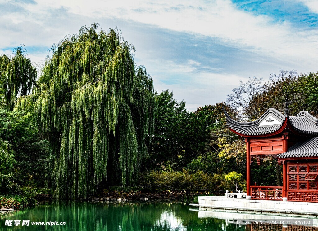中式园林湖畔美景