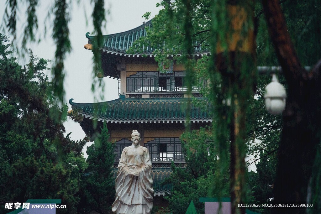 古亭旁的雕像与葱郁景致