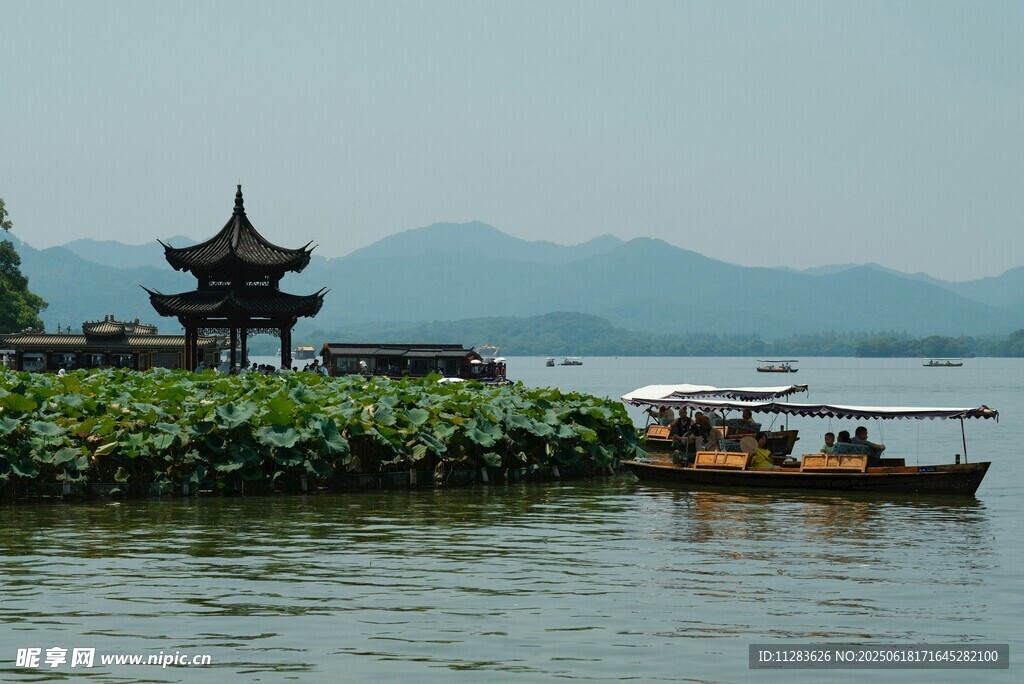 湖上亭阁小船悠然景致