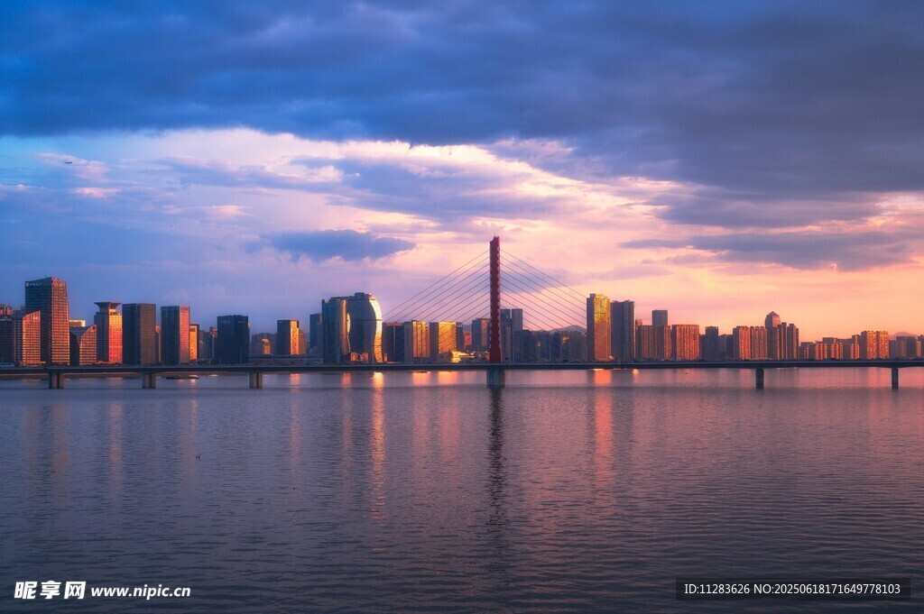 城市湖畔绚丽黄昏美景