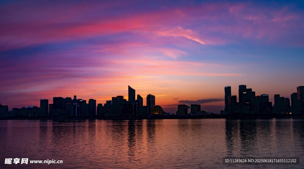 城市湖畔绚丽日落美景