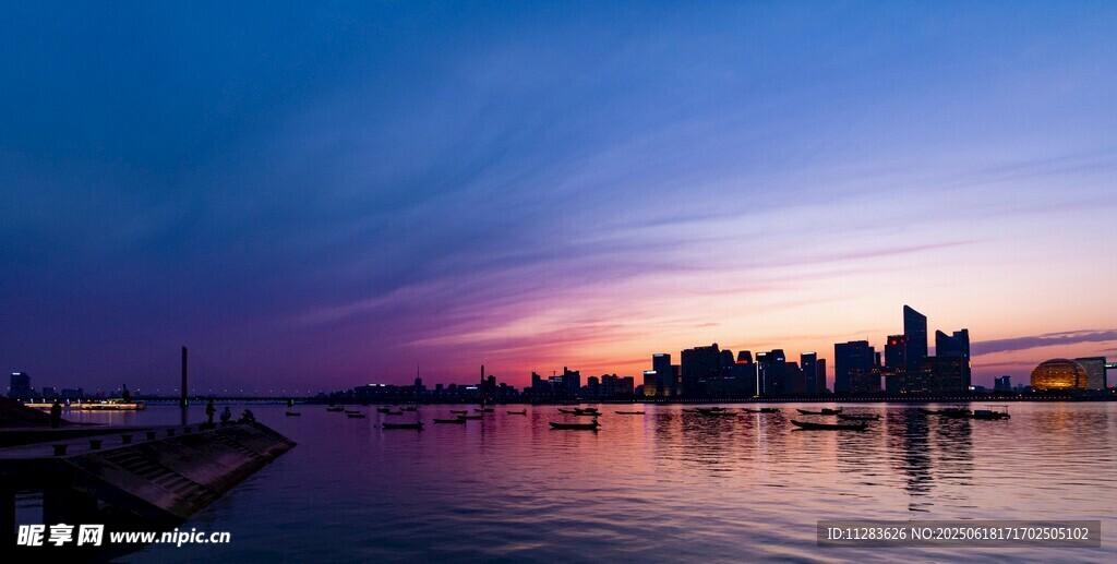城市湖畔绚丽黄昏美景