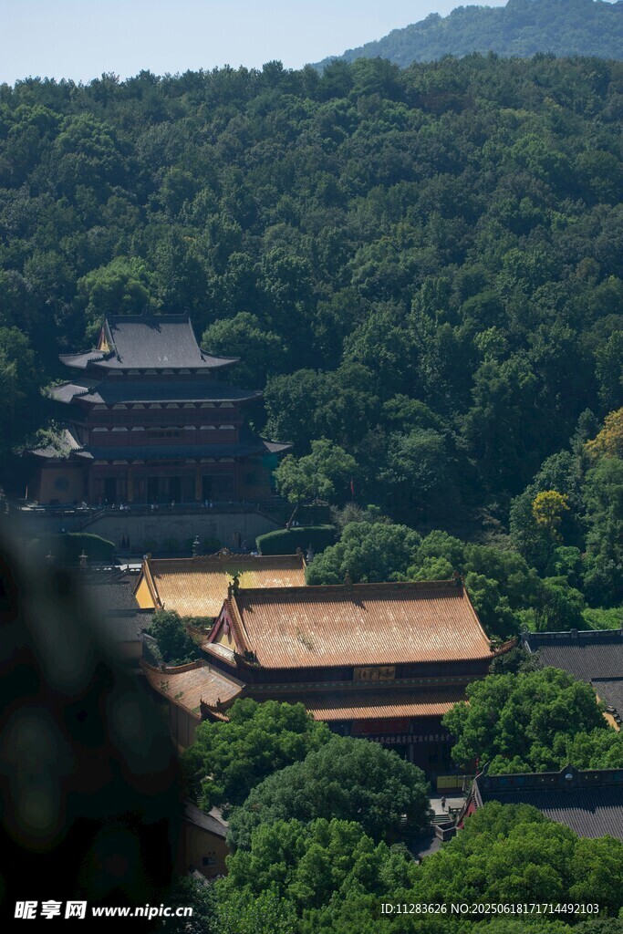 山林中的中式古建筑景观