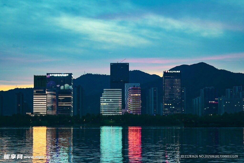 湖畔城市夜景
