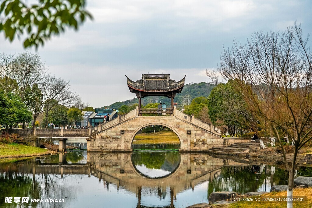 中式古桥映于碧水美景