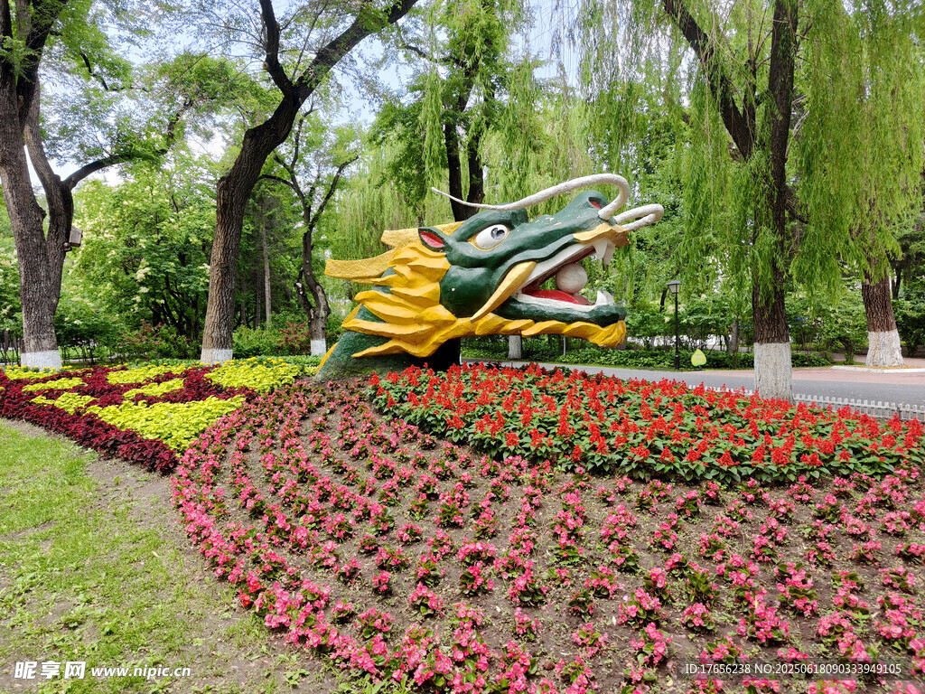 公园多彩花卉与雕塑景观