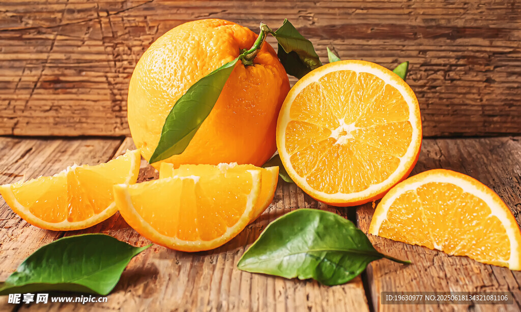 木桌上的新鲜橙子