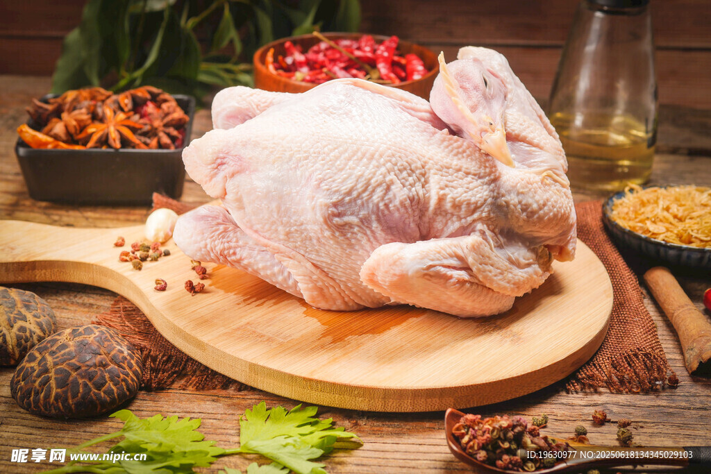 新鲜整鸡搭配多样香料